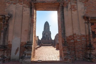 Wat Ratchaburana Khmer tasarım kavramları aşağıdaki inşa edilmiştir.
