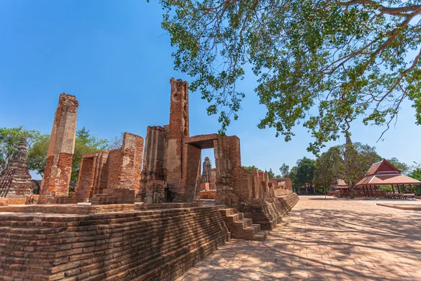 Ayutthaya döneminde Wat Phu Khao yakınlarındaki tapınak harabeleri zaferi kutlamak için inşa edildi.