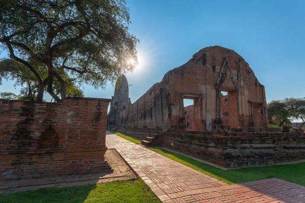 Rajabhat Tapınağı sabah mavi gökyüzü ile. Wat Ratchaburana, Ayutthaya Tarih Parkı'nda yer almaktadır.