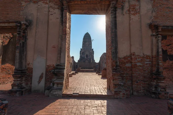 Wat Ratchaburana Khmer tasarım kavramları aşağıdaki inşa edilmiştir.