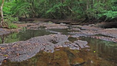 Lamtakong nehri, Khao Yai Milli Parkı'nda yer almaktadır. Tayland'ın en büyük yağmur ormanıdır. Birçok şelale var. Çeşitli yaban hayatı ve bitki türleri vardır. ve birçok şelale var.