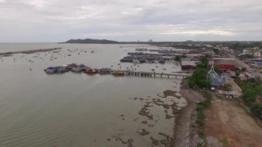 hava görünümü Tha Pae iskele. Tha Phae, Koh Samet'e bir iskeledir. Turistler bu iskeledeki tekneye gelmek zorundalar. Bu iskele Rayong önemli bir ekonomik liman.