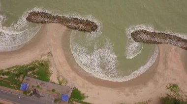 Sangchan plajıhavadan manzara. Sangchan plaj Rayong eyaletinde birçok yarım daire plaj bir plaj dalgakıran baraj inşaatı kaynaklanan