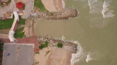 Rayong eyaleti Tayland Payoon plajda ejderha heykel kanal boyunca köprü