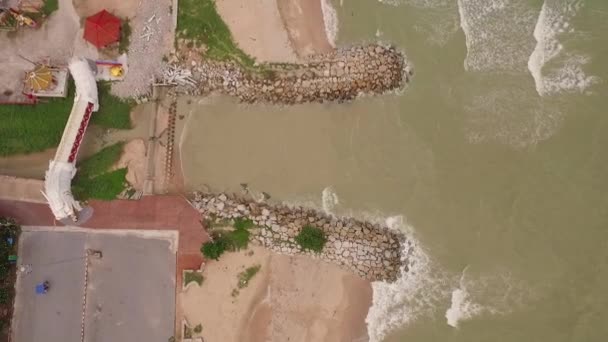 라용성 해변에서 조각의 운하를 가로지르는 — 비디오