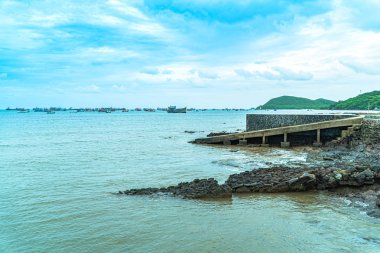 Büyük bir balıkçı teknesi Samae San Beach Chonburi Tayland mahsur