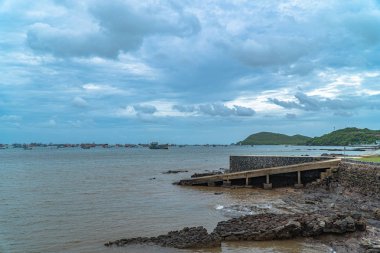 Büyük bir balıkçı teknesi Samae San Beach Chonburi Tayland mahsur