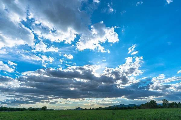 Luz Solar Através Nuvem Acima Campo Verde Supphanburi — Fotografia de Stock