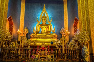 Şapeldeki altın Phra Buddha Chinnarat. Wat Benjamabopit Mermer Tapınağı (Wat Benchamabophit) Bangkok en önemli tapınaklarından biridir