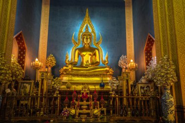 Şapeldeki altın Phra Buddha Chinnarat. Wat Benjamabopit Mermer Tapınağı (Wat Benchamabophit) Bangkok en önemli tapınaklarından biridir