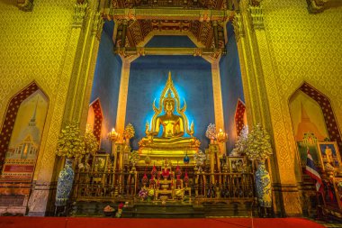 Şapeldeki altın Phra Buddha Chinnarat. Wat Benjamabopit Mermer Tapınağı (Wat Benchamabophit) Bangkok en önemli tapınaklarından biridir