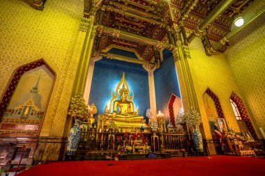 Şapeldeki altın Phra Buddha Chinnarat. Wat Benjamabopit Mermer Tapınağı (Wat Benchamabophit) Bangkok en önemli tapınaklarından biridir