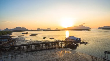 havadan küçük balıkçı köyü görünümü. Büyük sulak içinde Bansamchong balıkçı köyü