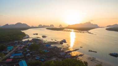 havadan küçük balıkçı köyü görünümü. Büyük sulak içinde Bansamchong balıkçı köyü