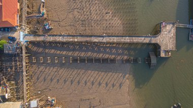 Phang Nga Tayland Ban Samchong balıkçı köyünün üst görünümü iskelesi