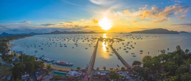 Chalong iskelede hava fotoğrafçılığı. Chalong koyu Phuket en önemli marina var iskelede 2 iskele ve gümrük var