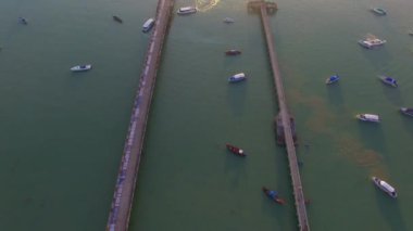 Chalong iskelede hava fotoğrafçılığı. Chalong koyu Phuket en önemli marina var iskelede 2 iskele ve gümrük var