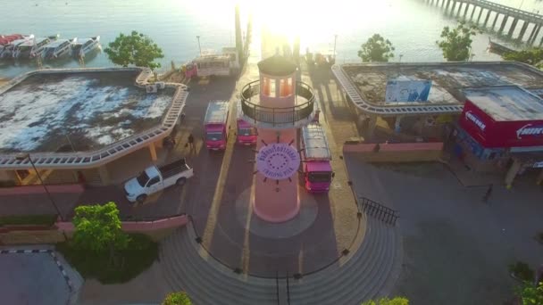 Muelle Chalong Phuket Tailandia Agosto 2019 Faro Rosa Hito Del — Vídeos de Stock