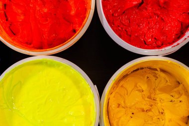 tee gömlek yazdırmak ve kumaş üzerine baskı plastisol mürekkep kullanan fabrikada çeşitli renklerplastisol mürekkep olabilir.