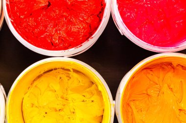 tee gömlek yazdırmak ve kumaş üzerine baskı plastisol mürekkep kullanan fabrikada çeşitli renklerplastisol mürekkep olabilir.