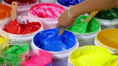 Beyaz şişeden mavi mürekkep kepçesi.