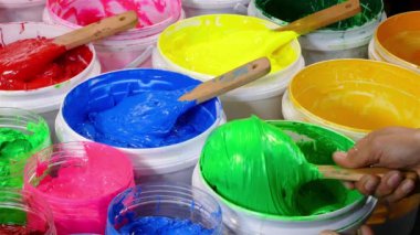 beyaz şişeden kepçe yeşil renk mürekkemi.