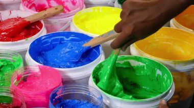 Beyaz şişeden mavi mürekkep kepçesi.