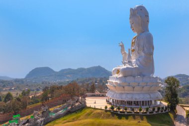 Çin tapınağında en büyük Guanyin heykeli Wat Hyua Pla Kang Chiang Rai tayland kuzeyinde.