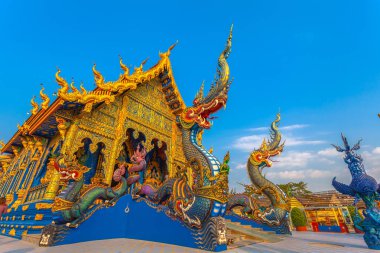 Yılan heykeli kilise girişinin önünde güzel oyulmuş..