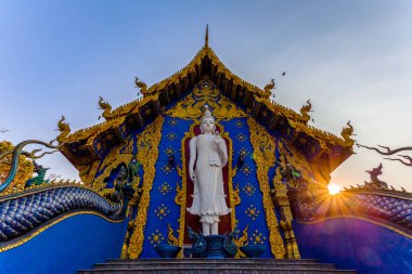 Rong Suea On tapınak Chiang Rai Tayland kilisenin arkasında beyaz ayakta buda.