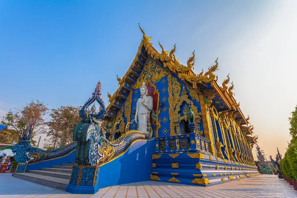 Rong Suea On tapınak Chiang Rai Tayland kilisenin arkasında beyaz ayakta buda.