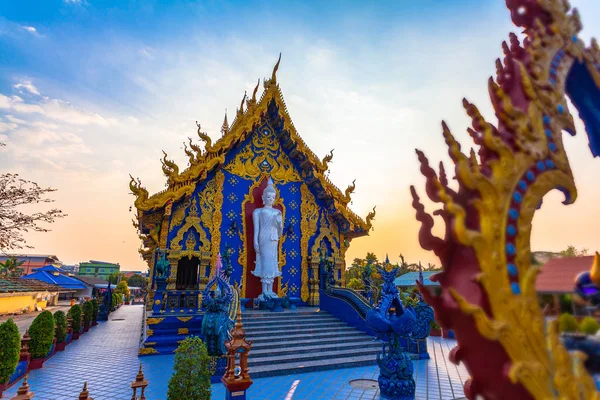 Vita Stående Buddha Bak Kyrkan Rong Suea Ten Temple Chiang — Stockfoto