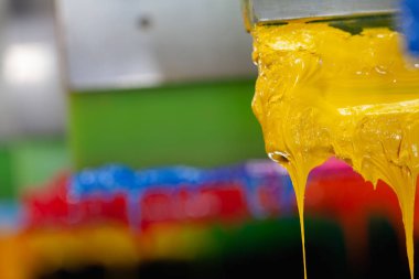 tee gömlek fabrikasında kolu yazıcılar birkaç damlama renk mürekkez depolama asmak