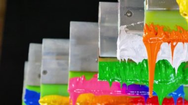 Ekran baskı tee gömlek için Plastisol mürekkep kauçuk squeegee sıkışmış yapışkan mürekkep oldu. Plastisol mürekkep ekran baskı tee gömlek fabrikasında yararlı