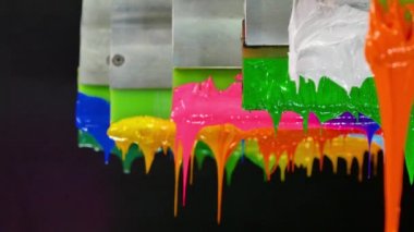 Ekran baskı tee gömlek için Plastisol mürekkep kauçuk squeegee sıkışmış yapışkan mürekkep oldu. Plastisol mürekkep ekran baskı tee gömlek fabrikasında yararlı