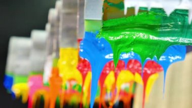 Ekran baskı tee gömlek için Plastisol mürekkep kauçuk squeegee sıkışmış yapışkan mürekkep oldu. Plastisol mürekkep ekran baskı tee gömlek fabrikasında yararlı