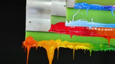 Ekran baskı tee gömlek için Plastisol mürekkep kauçuk squeegee sıkışmış yapışkan mürekkep oldu. Plastisol mürekkep ekran baskı tee gömlek fabrikasında yararlı