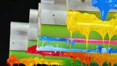 Ekran baskı tee gömlek için Plastisol mürekkep kauçuk squeegee sıkışmış yapışkan mürekkep oldu. Plastisol mürekkep ekran baskı tee gömlek fabrikasında yararlı