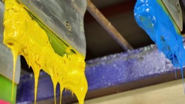 Ekran baskı tee gömlek için Plastisol mürekkep kauçuk squeegee sıkışmış yapışkan mürekkep oldu. Plastisol mürekkep ekran baskı tee gömlek fabrikasında yararlı