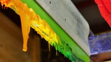 Ekran baskı tee gömlek için Plastisol mürekkep kauçuk squeegee sıkışmış yapışkan mürekkep oldu. Plastisol mürekkep ekran baskı tee gömlek fabrikasında yararlı