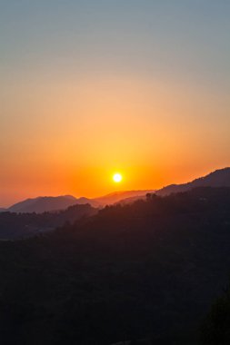 Doi Chang Mub Chiang Rai 'de günbatımı tepedeki Tayland ve Myanmar sınırında.