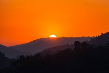 Doi Chang Mub Chiang Rai 'de günbatımı tepedeki Tayland ve Myanmar sınırında.