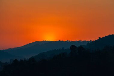 Doi Chang Mub Chiang Rai 'de günbatımı tepedeki Tayland ve Myanmar sınırında.