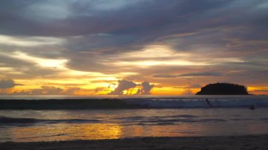 Kata Sahili, beyaz kum ve yumuşak dalgalarla rahatlamak ve yüzmek için mükemmel bir plajdır. Kata sahiline yakın eşsiz bir Pu adası var..