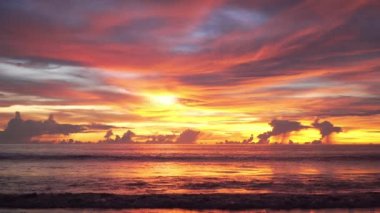 Kata Sahili, beyaz kum ve yumuşak dalgalarla rahatlamak ve yüzmek için mükemmel bir plajdır. Kata sahiline yakın eşsiz bir Pu adası var..