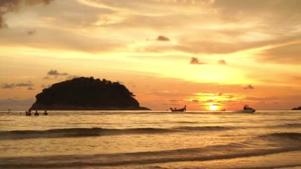 Zlatý Západ Slunce Kanálu Mezi Ostrovy Kata Beach Krásná Pláž — Stock video