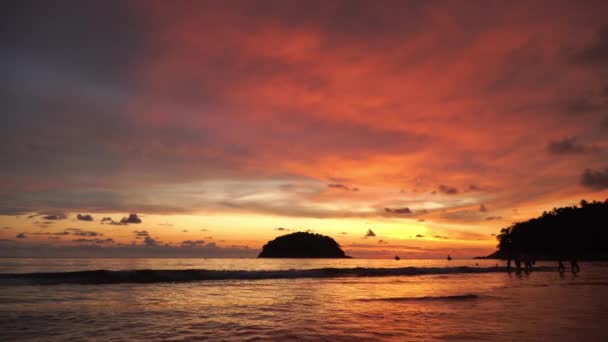 島の間のチャネルで素晴らしい夕日 カタビーチとカロンビーチの中間にあるコ プー島またはカニ島 — ストック動画