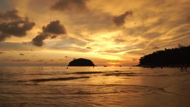 島の間のチャネルで黄金の夕日 カタビーチは白い砂と滑らかな波がリラックスして泳ぐのに最適な美しいビーチです カタビーチに近いユニークなプー島があります — ストック動画