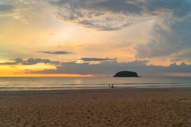 Gökyüzündeki bulutların güzel rengi gün batımında denizin üstünde Kata sahilinde Phuke