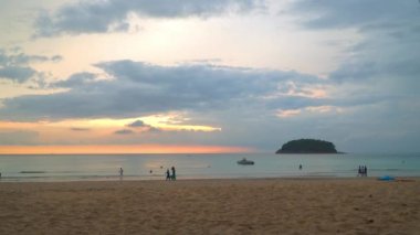 Buda tılsımı sırasında kumsalın önünde yağmur çiseliyordu. Gün batımı gibi.